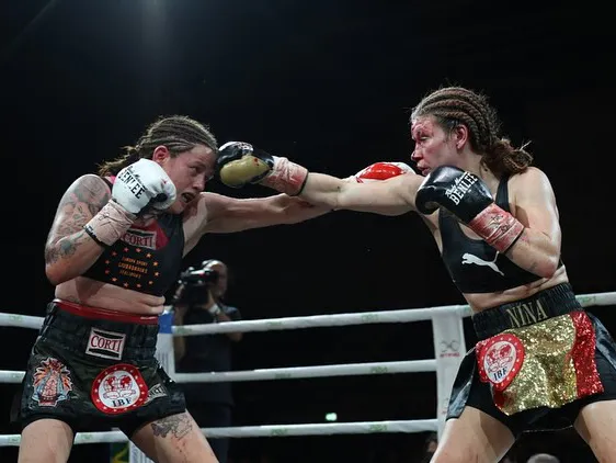 Nina Meinke y Daniela Bermudez Fight