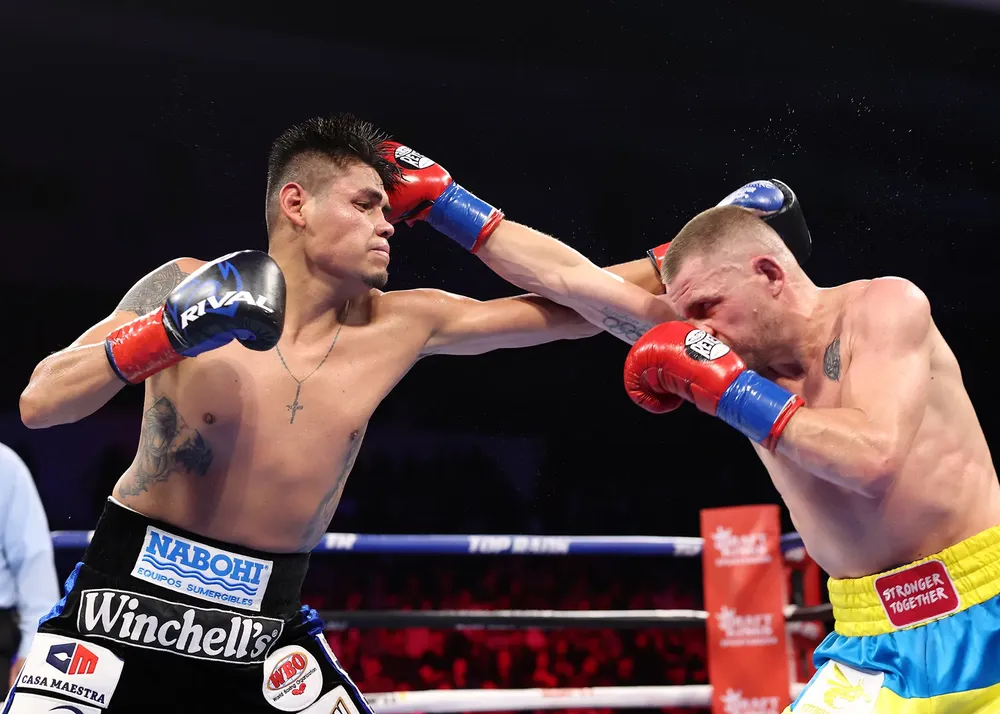Emanuel Navarrete vs Denys Berinchyk_action22