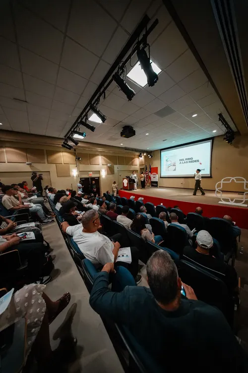 Charla WBO Gives Back Redes Sociales