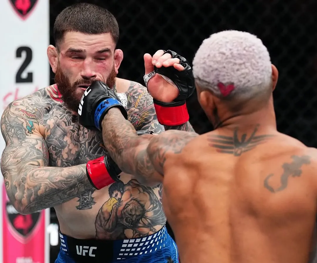 Ecuatoriano Michael Morales sigue invicto tras noquear a Sean Brady en UFC 322