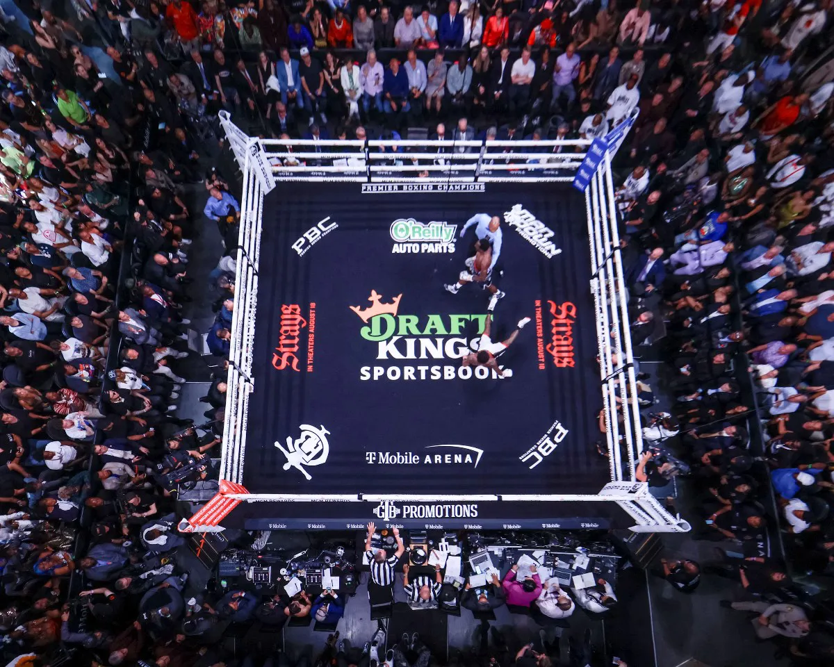033_Crawford_knocks_down_Spence_Overhead
