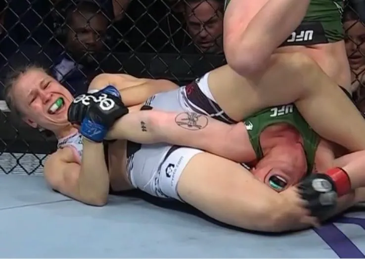 Stoliarenko logra rápida sumisión sobre McCann en Londres