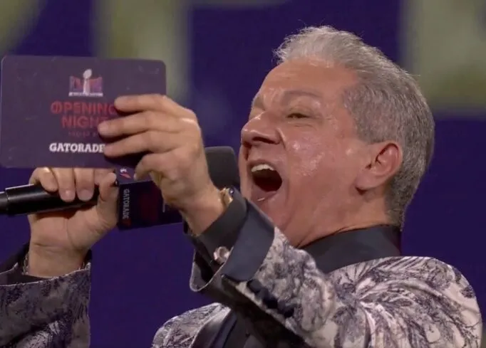 Bruce Buffer presenta a los 49ers y los Chiefs previo a Super Bowl LVIII