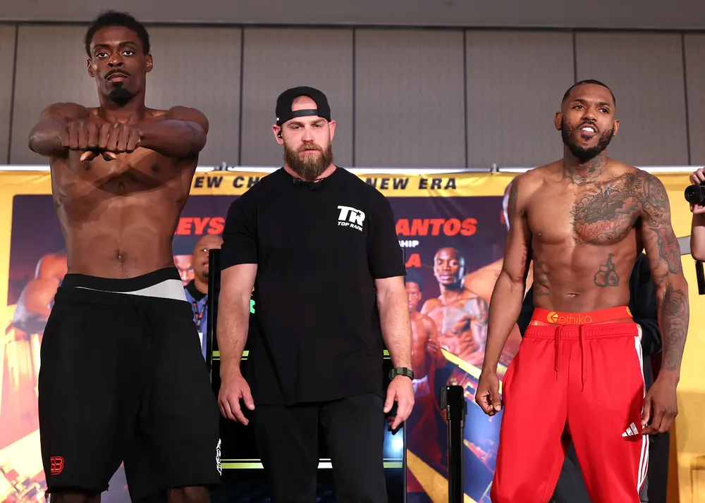 Kelvin Davis vs Nahir Albright_pose