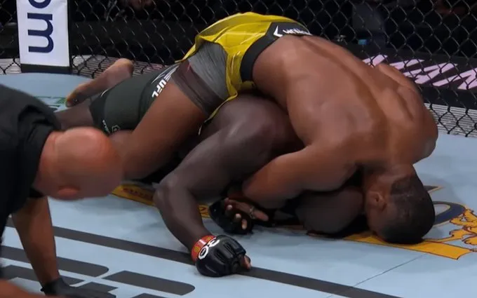 Almeida logra rápida sumisión sobre Rozenstruik en Charlotte