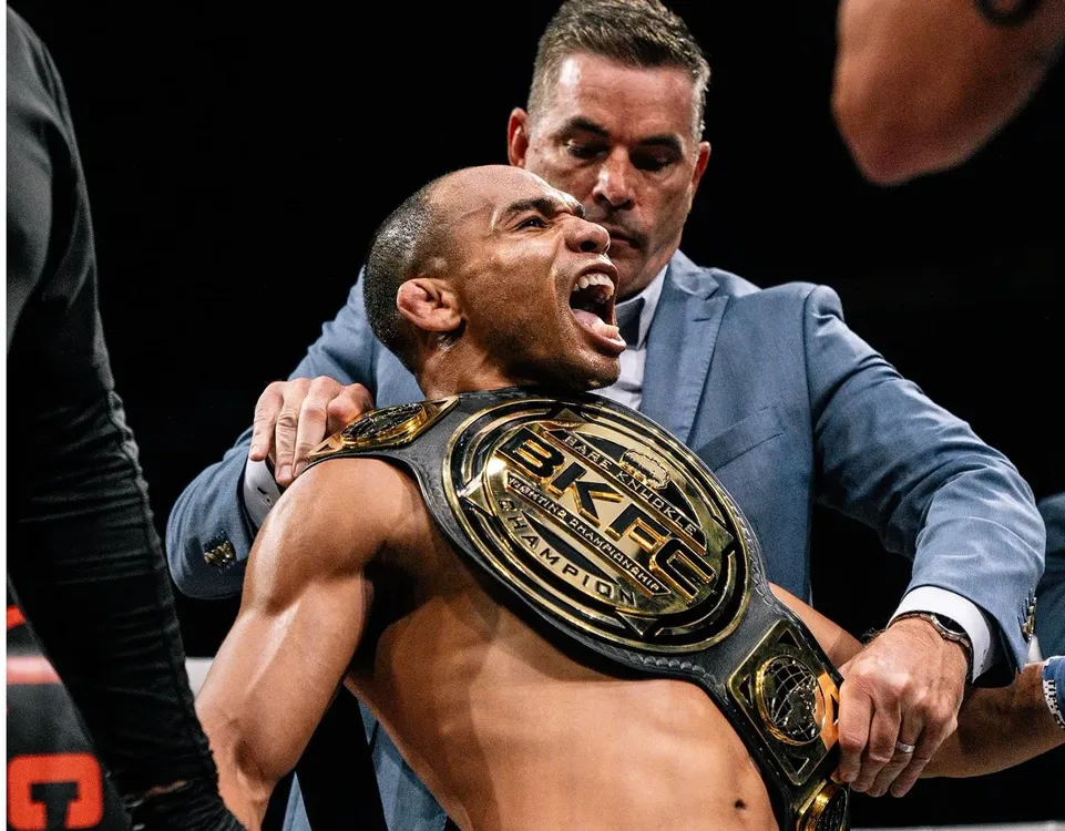 Dodson noquea a Ridge y es campeón inaugural mosca BKFC