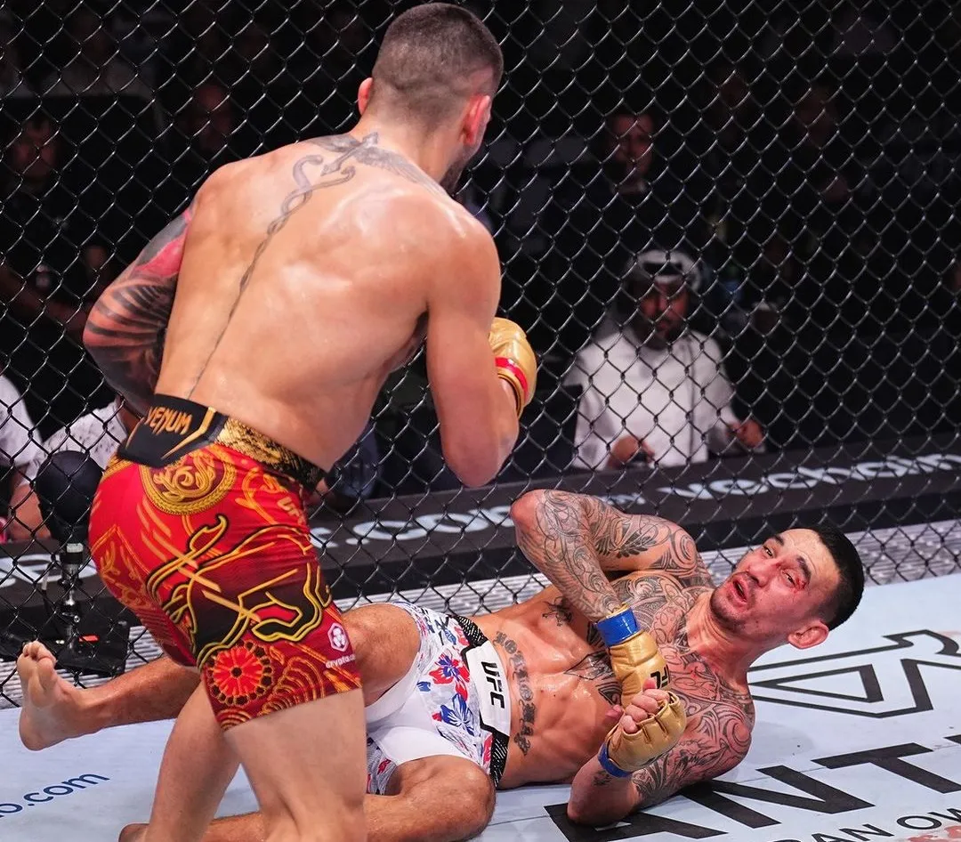 Ilia Topuria mantiene invicto y título tras noquear a Max Holloway en Abu Dhabi