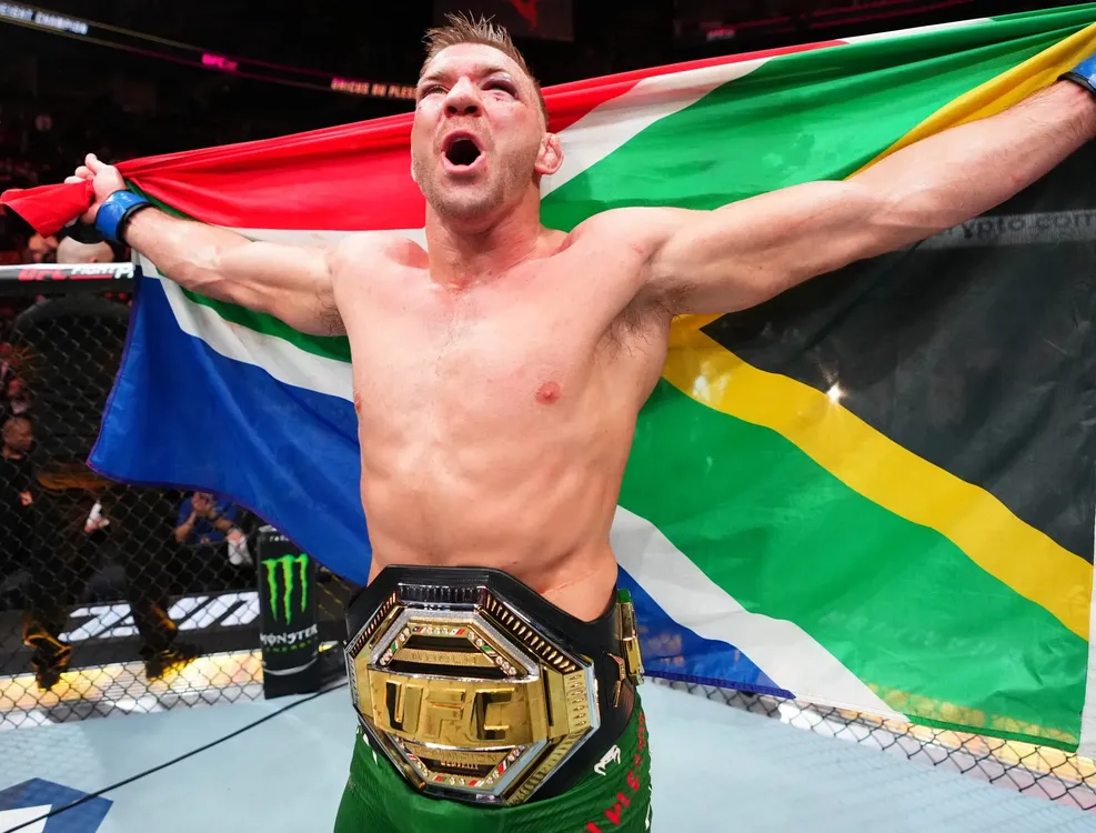 Du Plessis es nuevo campeón tras vencer por puntos a Strickland