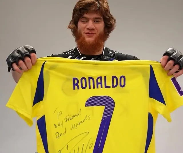 Cristiano Ronaldo regala camiseta a Shara Magomedov