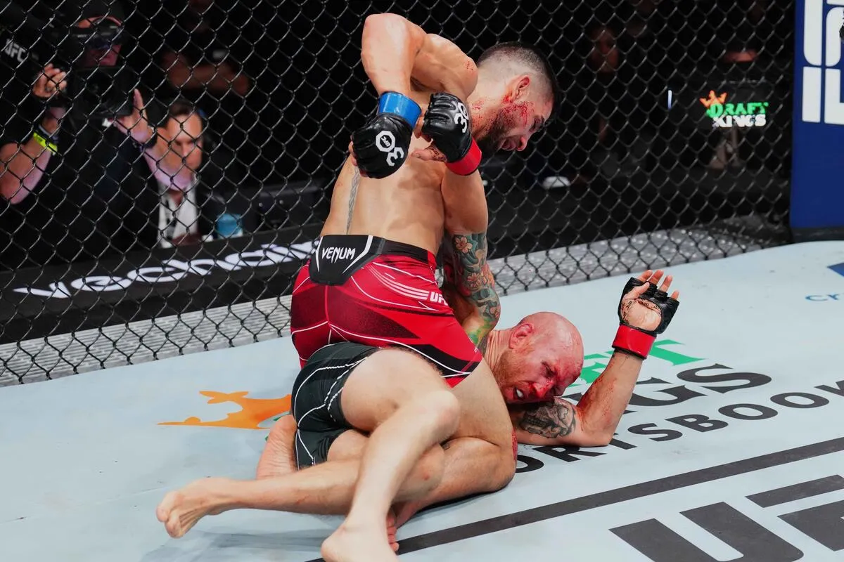 Ilia Topuria logra contundente DU sobre Emmett en Florida