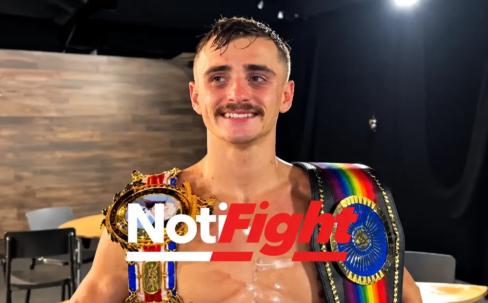 Campeón de boxeo entre cinturones dorados