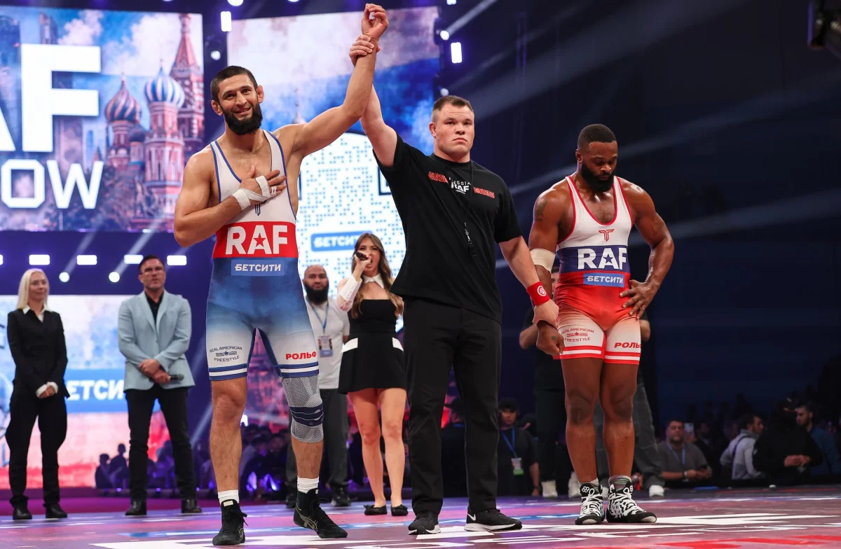 Khamzat Chimaev venció a Tyron Woodley