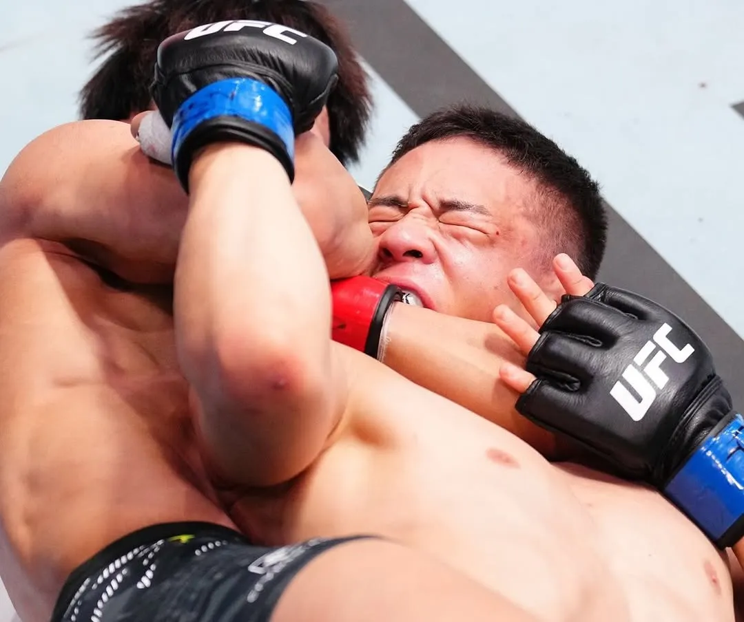 Tatsuro Taira somete a Hyun Sung Park en UFC Vegas 108