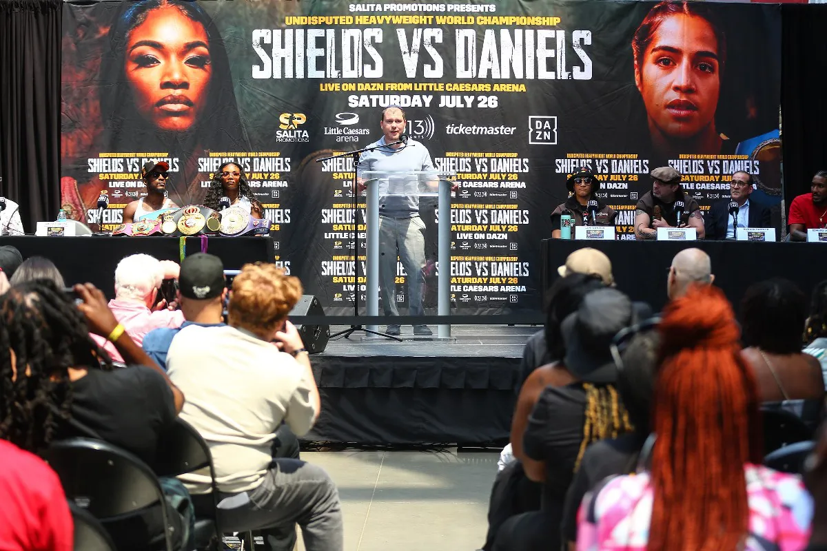 LR_SHIELDS VS DANIELS-PRESSER-TRAPPFOTOS-07232025-1135