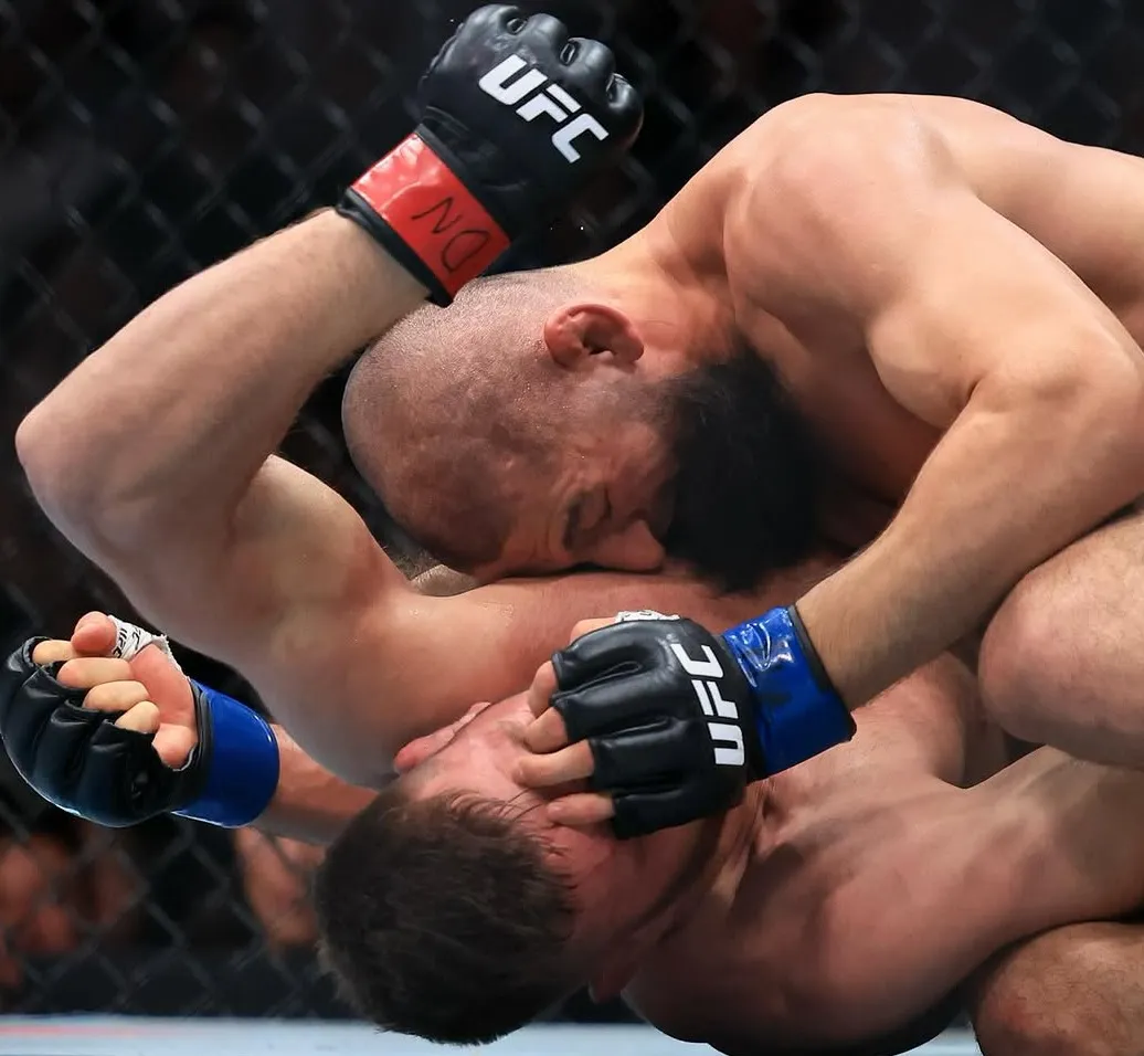 Khamzat Chimaev nuevo campeón tras vencer por puntos a Dricus Du Plessis en UFC 319