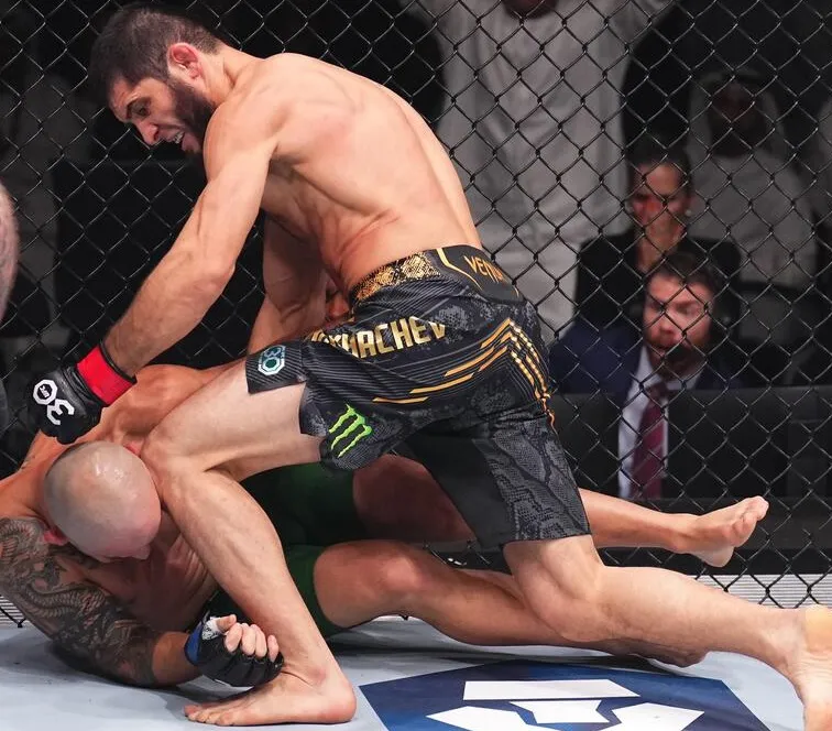 Makhachev retiene tras nocaut a Volkanovski en Abu Dhabi1