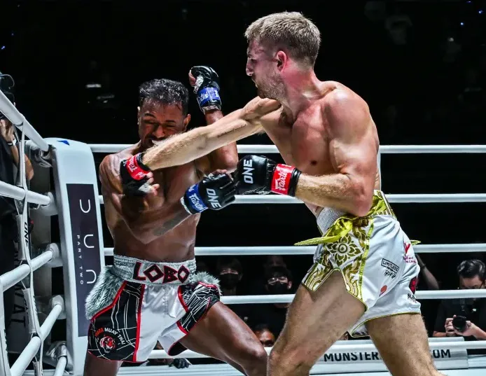 Jonathan Haggerty retiene tras noquear a Felipe Lobo en Bangkok2