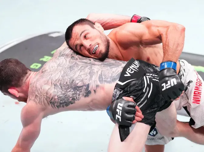 Umar Nurmagomedov vence por puntos a Cory Sandhagen en Abu Dhabi