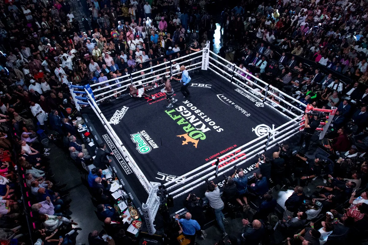 040_Crawford_knocks_down_Spence_Overhead