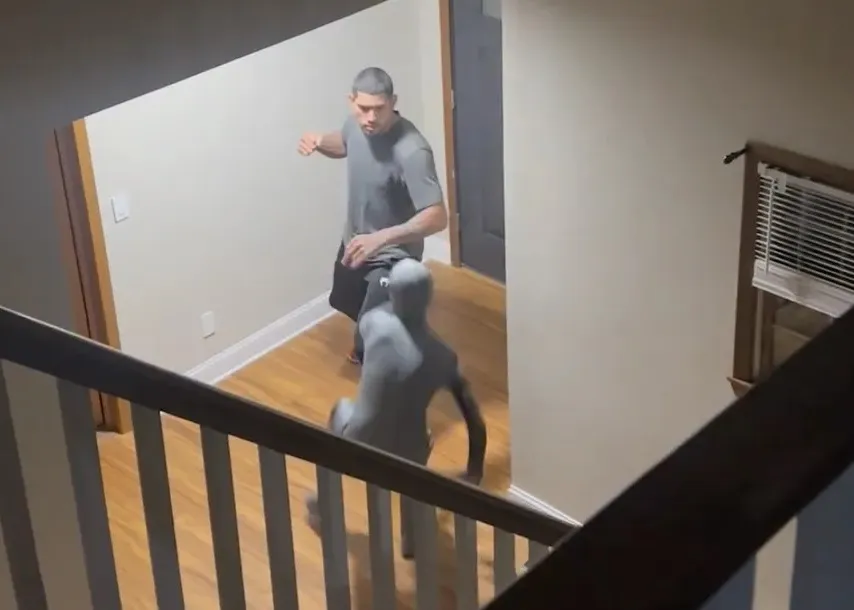 Alex Pereira casi noquea a su hijo en broma que salió mal