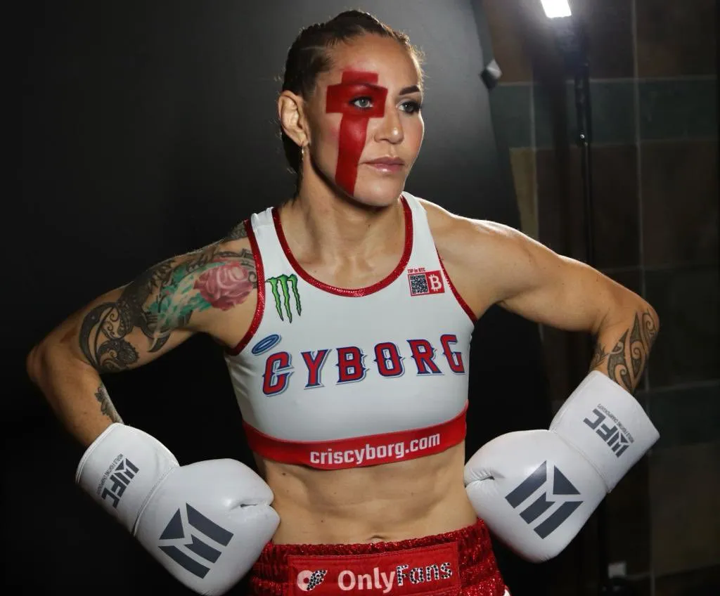 Cyborg y Pacheco se burlan de firma de Harrison con UFC Kayla Gump