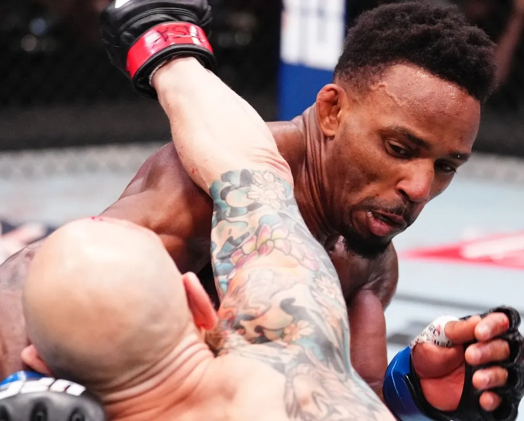 Lerone Murphy gana por puntos a Josh Emmett en UFC Vegas 105