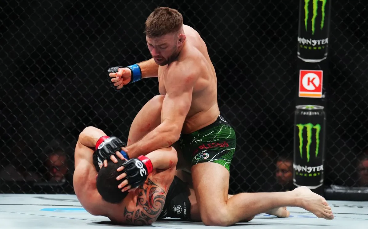 Du Plessis se recupera para noquear a Whittaker en Las Vegas