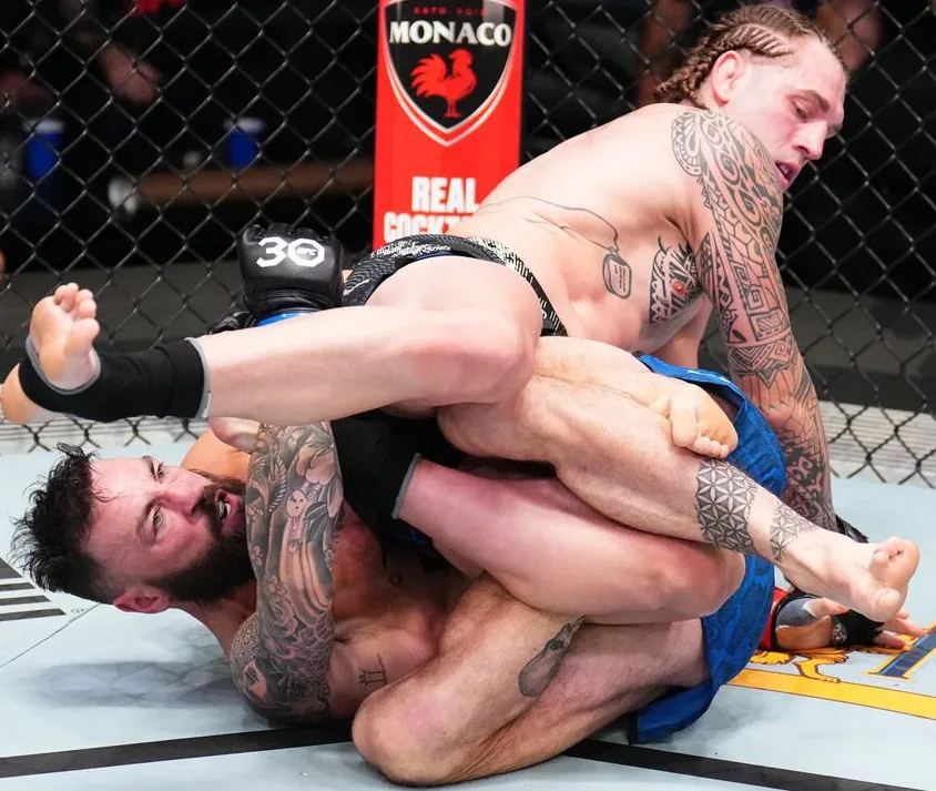 Brendan Allen somete a Paul Craig en Las Vegas1