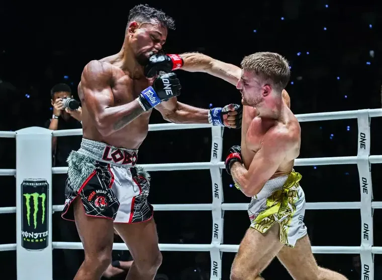 Jonathan Haggerty retiene tras noquear a Felipe Lobo en Bangkok1