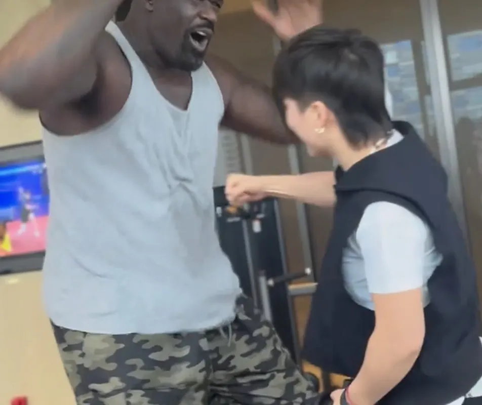 Zhang Weili conoce a Shaquille O’Neal y ¡lo golpea!