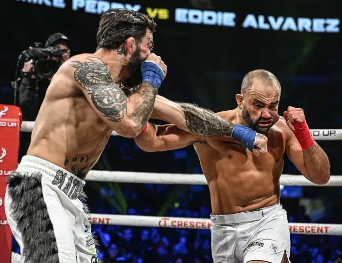 Perry es el 'Rey de la Violencia' tras TKO sobre Álvarez
