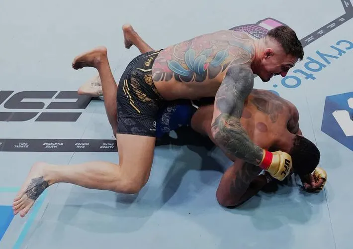 Tom Aspinall retiene tras noquear a Curtis Blaydes en UFC 304