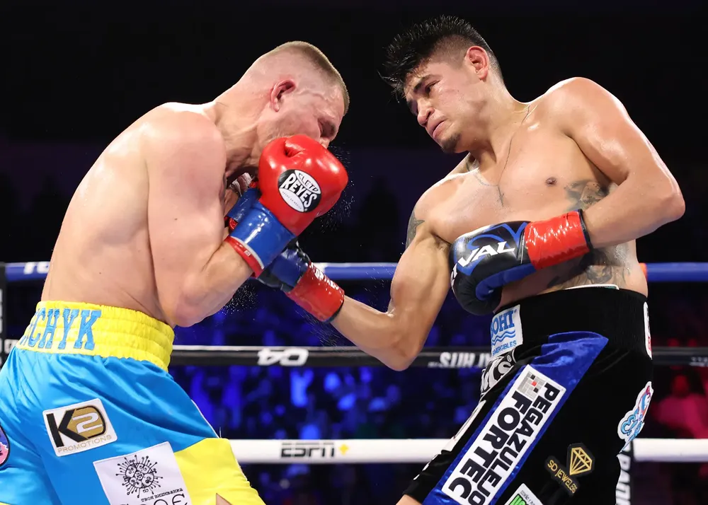 Emanuel Navarrete vs Denys Berinchyk_action26