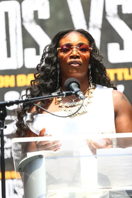 LR_SHIELDS VS DANIELS-PRESSER-TRAPPFOTOS-07232025-1451