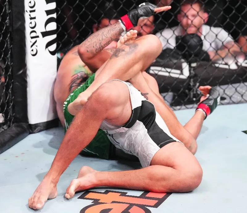 Michael Chiesa somete a Tony Ferguson en UFC on ABC 7 de Abu Dhabi