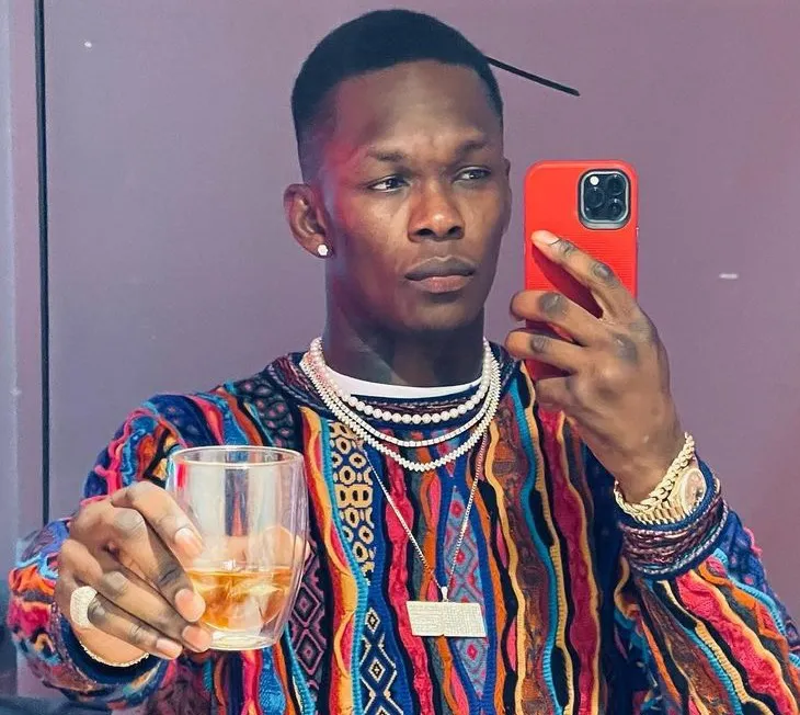 Adesanya se declara culpable de cargos por conducir ebrio