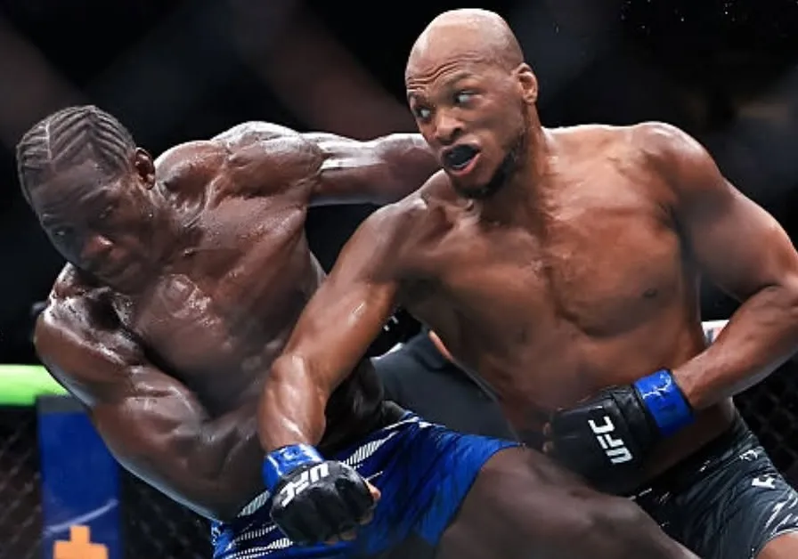 Michael Page vence unánime a Jared Cannonier en UFC 319 de Chicago