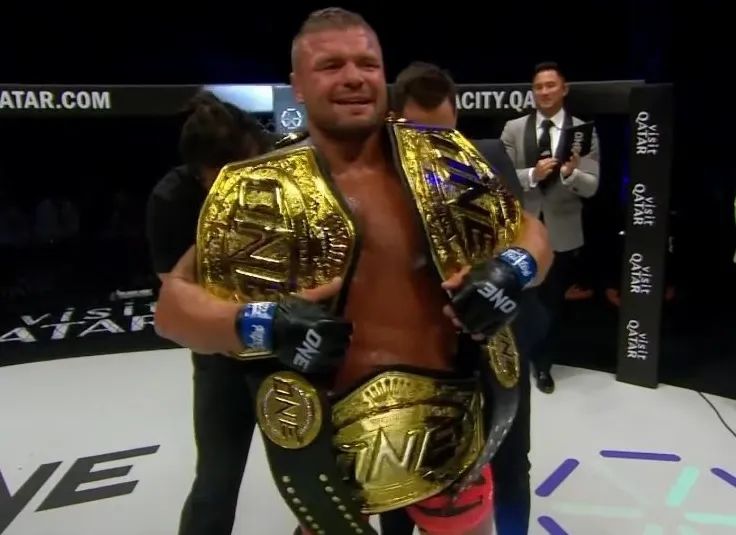 Anatoly Malykhin logra hito histórico tras TKO a Reinier de Ridder en Qatar