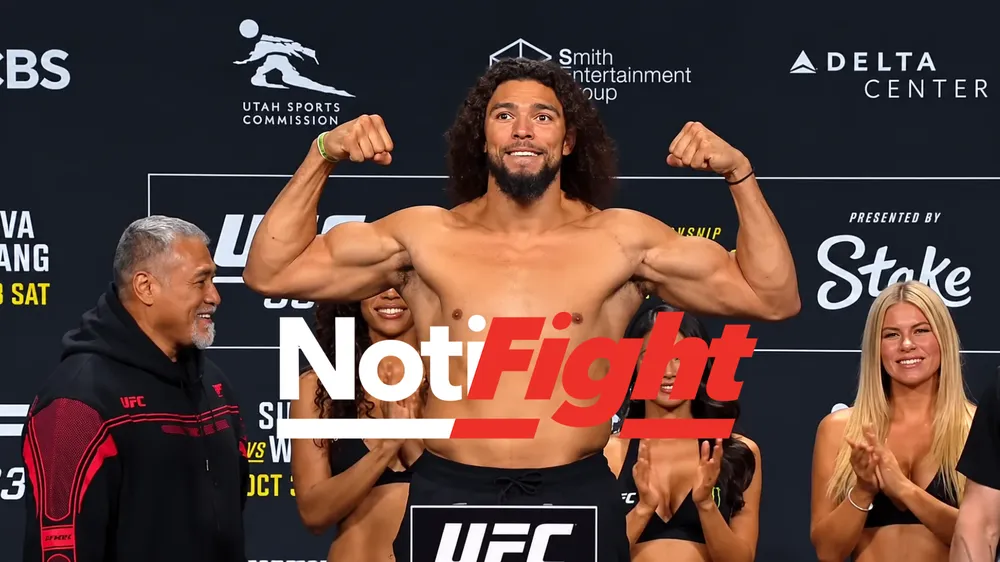 Pesaje UFC con campeón en pose de fuerza