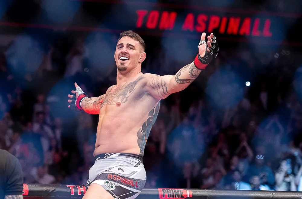 Aspinall logra rápido nocaut sobre Tybura en Londres