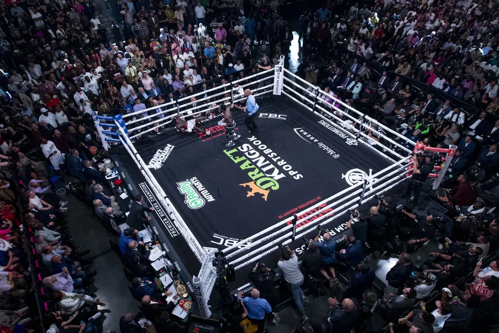 040_Crawford_knocks_down_Spence_Overhead