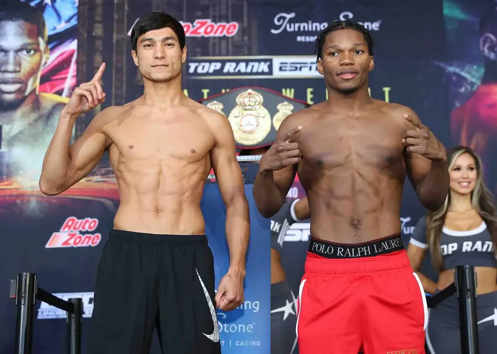 Otabek Kholmatov vs Raymond Ford_pose-2