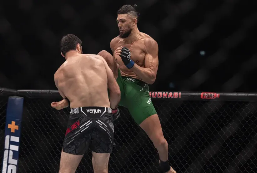 Golpe ilegal de Ankalaev a Walker deja sin resultado pelea en Abu Dhabi