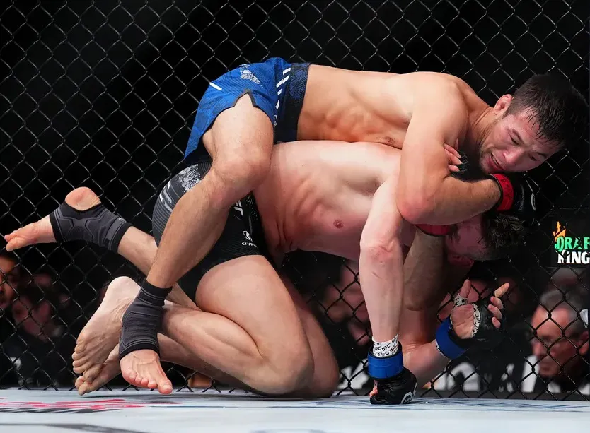 Shavkat Rakhmonov somete a Stephen Thompson en Las Vegas