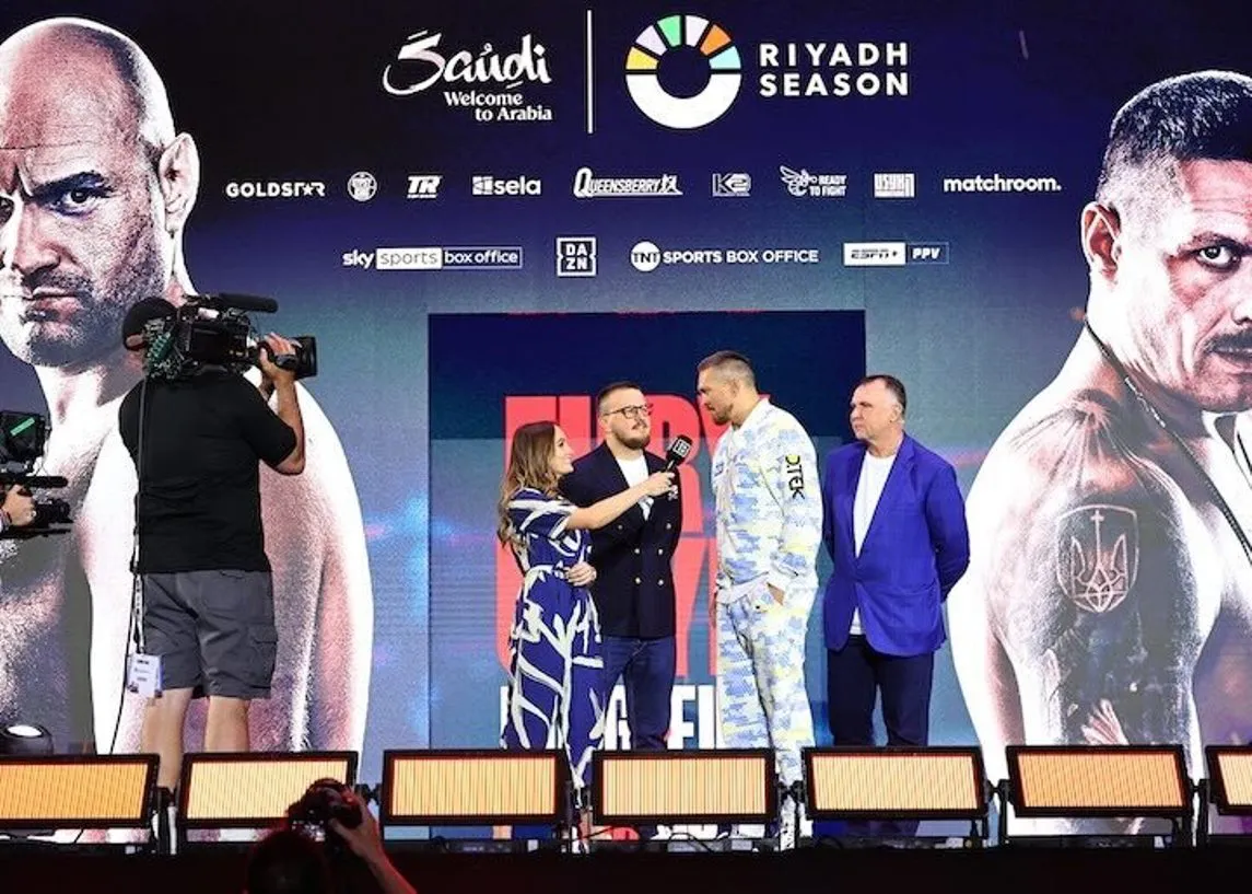 Oleksandr Usyk_on stage3