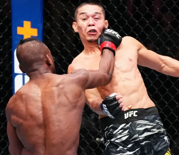Manel Kape noquea a Asu Almabayev en UFC Vegas 103