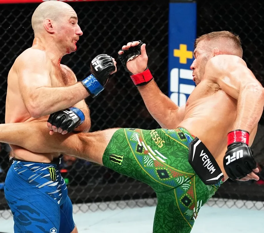 Dricus Du Plessis retiene tras clara DU sobre Sean Strickland en UFC 312