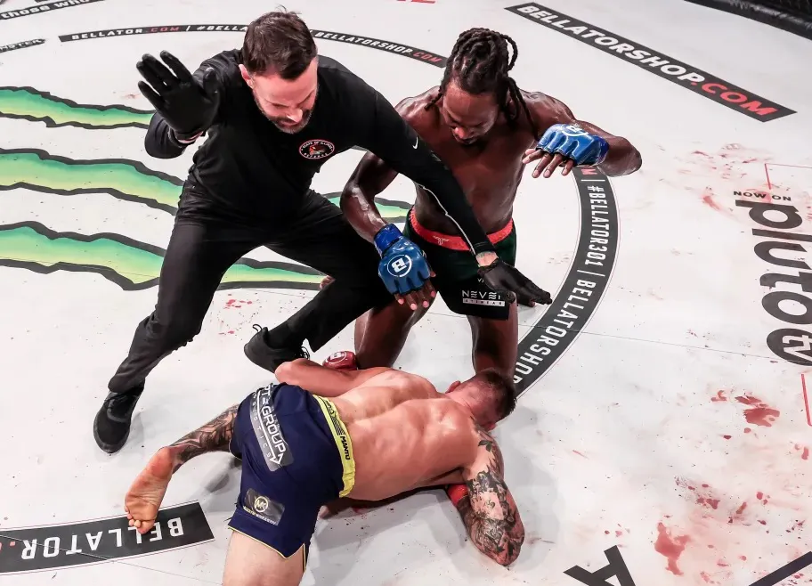 Jackson se queda con invicto de Amosov y es nuevo campeón