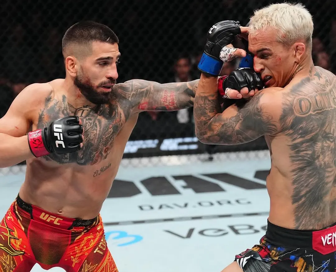 Ilia Topuria nuevo campeón tras noquear a Charles Oliveira en UFC 317 de Las Vegas