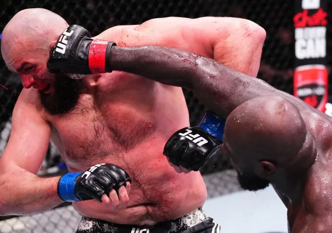 Jairzinho Rozenstruik logra TKO sobre Shamil Gaziev en Las Vegas